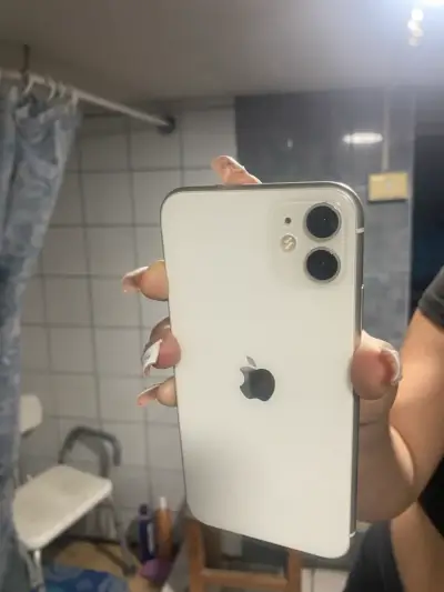 iPhone 11 blanco en buen estado - miniatura 1