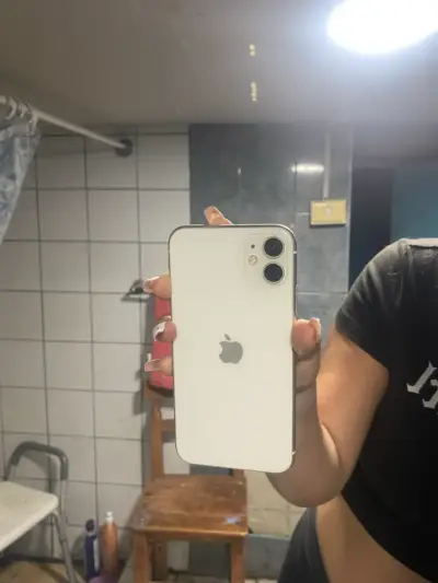 iPhone 11 blanco en buen estado - miniatura 2