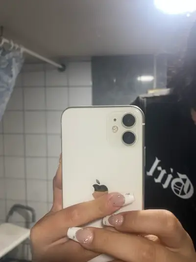 iPhone 11 blanco en buen estado - miniatura 3