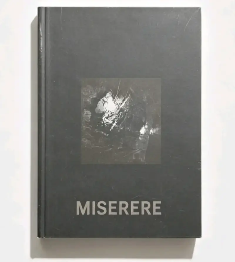 Libro de fotografía 'Miserere' en buen estado