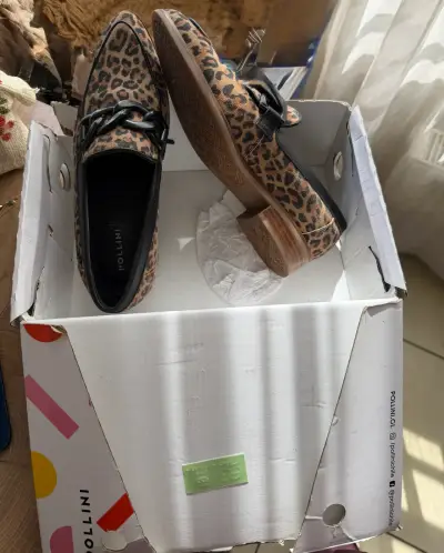 Zapatos planos de leopardo Pollini con cadena - miniatura 2