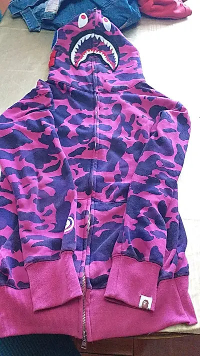 Polerón con capucha camuflado morado y diseño - miniatura 1
