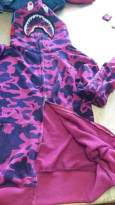Polerón con capucha camuflado morado y diseño - miniatura 2