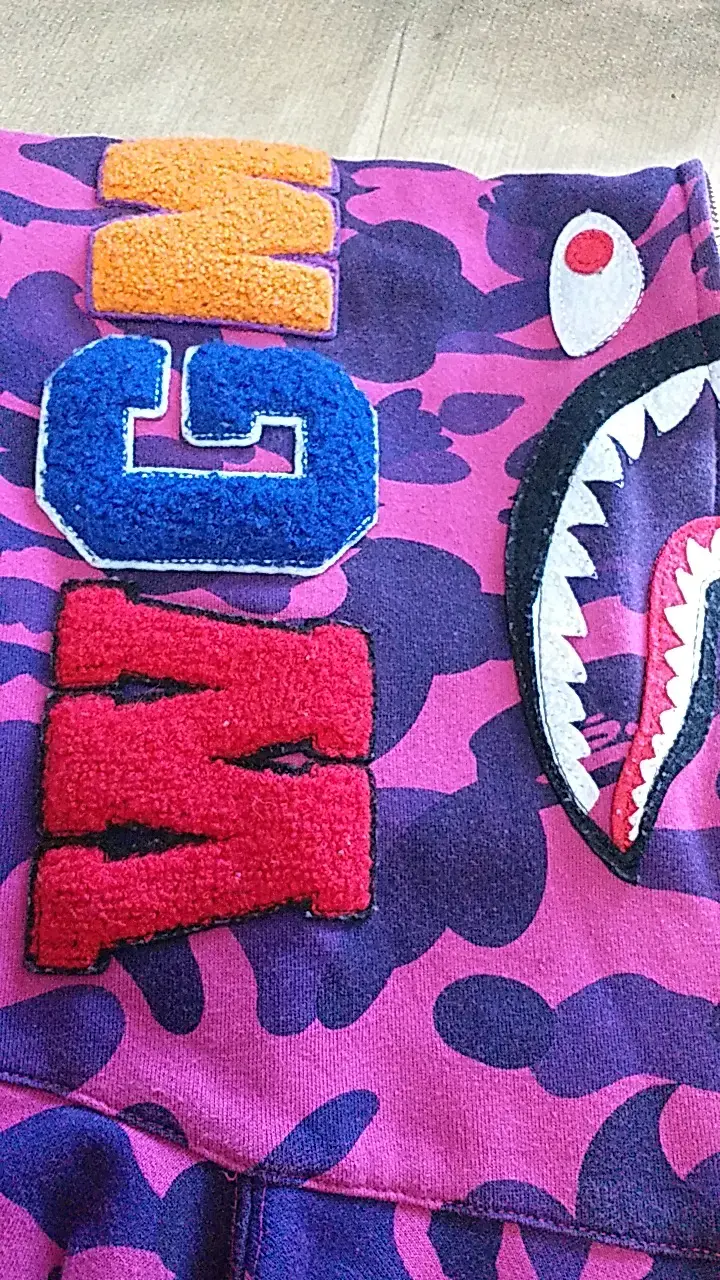 Polerón con capucha camuflado morado y diseño - 4
