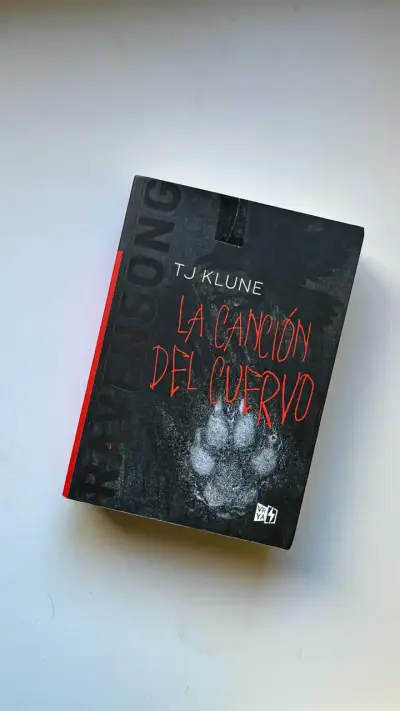 Libro 'La Canción del Cuervo' de TJ Klune - miniatura 1