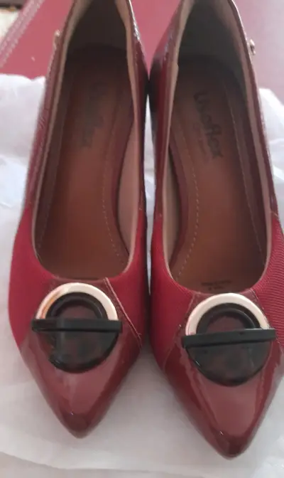 Zapatos de tacón rojos Usaflex con detalle decorativo - miniatura 1