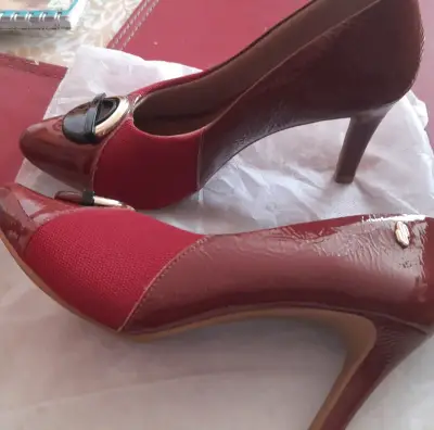 Zapatos de tacón rojos Usaflex con detalle decorativo - miniatura 2