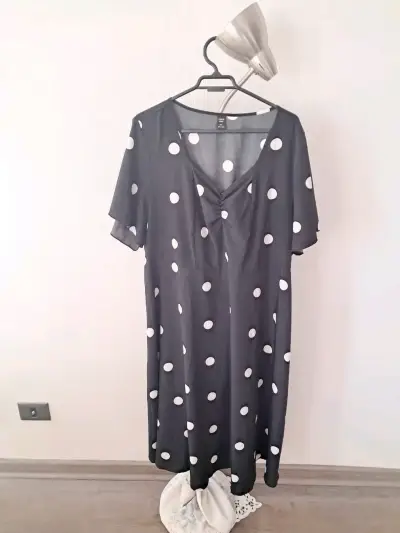 Vestido negro con lunares blancos - miniatura 1