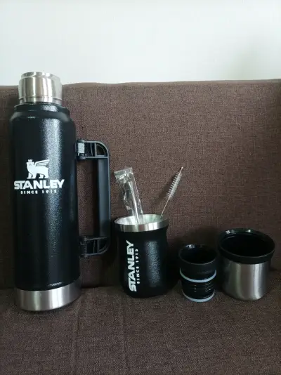 Termo Stanley con vaso y bombilla - miniatura 1