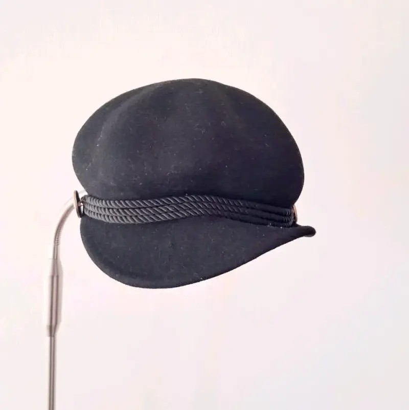 Boina negra de lana con detalle de cuerda - 1