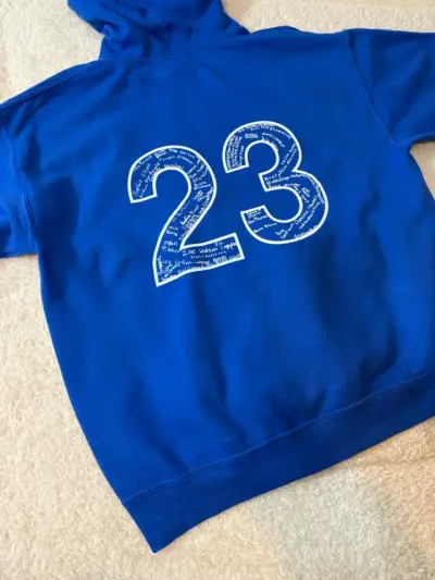 Polerón azul con gorro  y número 23 trasero - miniatura 2