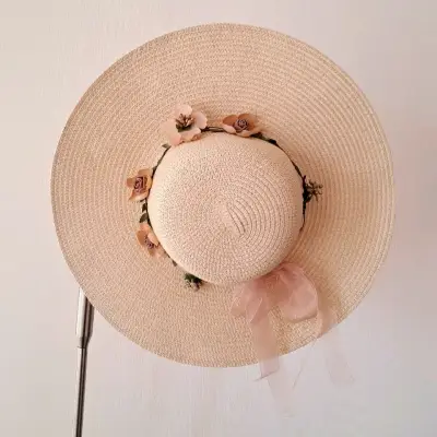 Sombrero de Paja con Flores Decorativas - miniatura 1