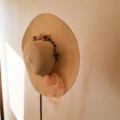 Sombrero de Paja con Flores Decorativas - miniatura 2