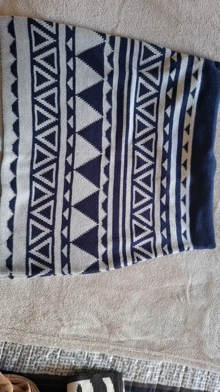 Falda tejida con diseño geométrico azul y blanco