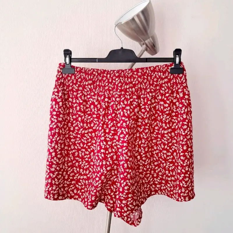 Shorts rojos con estampado floral para mujer