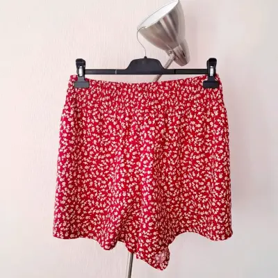 Shorts rojos con estampado floral para mujer - miniatura 1