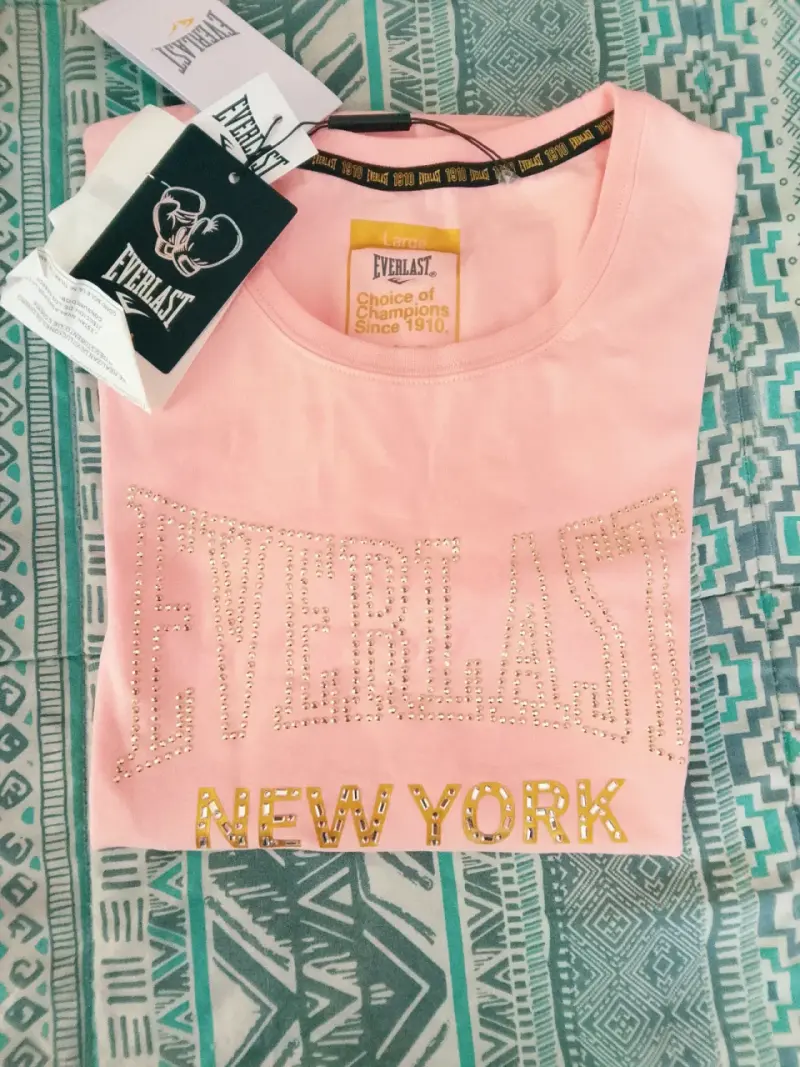Polera rosa Everlast New York con diseño brillante - 1