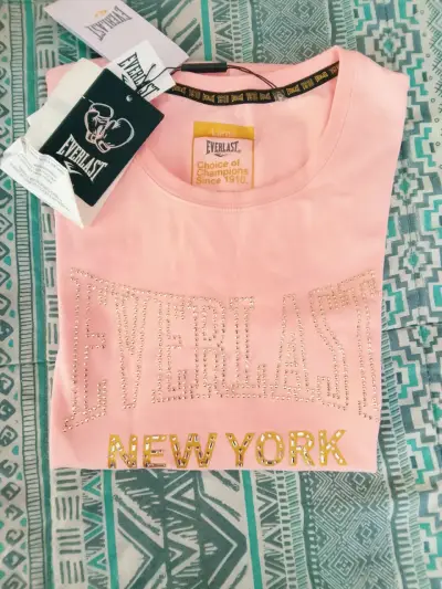 Polera rosa Everlast New York con diseño brillante - miniatura 1