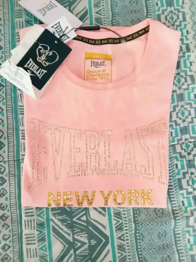 Polera rosa Everlast New York con diseño brillante - miniatura 2