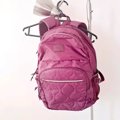 Mochila morada con múltiples compartimentos - miniatura 1