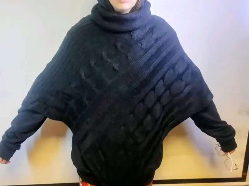 Poncho tejido negro con diseño trenzado - 1
