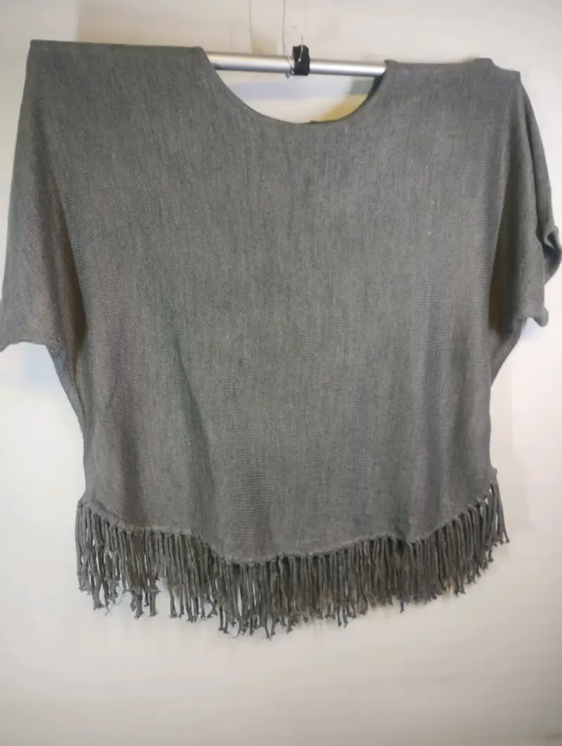 Poncho tejido negro con diseño trenzado - 2