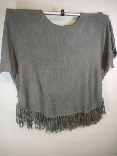 Poncho tejido negro con diseño trenzado - miniatura 2
