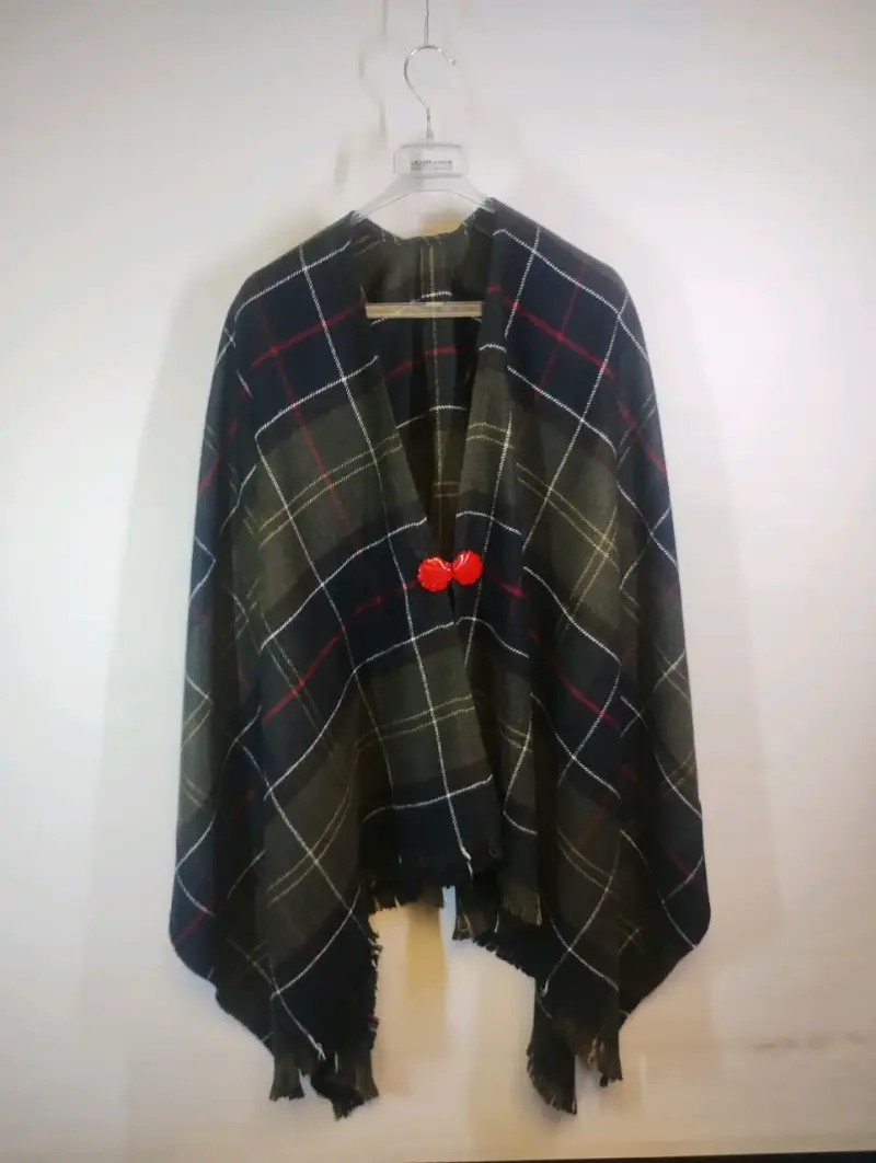 Poncho tejido negro con diseño trenzado - 3