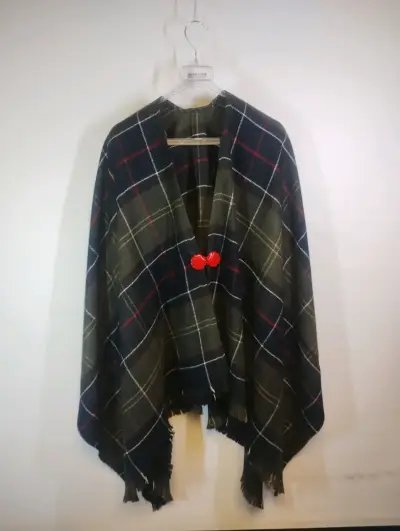 Poncho tejido negro con diseño trenzado - miniatura 3