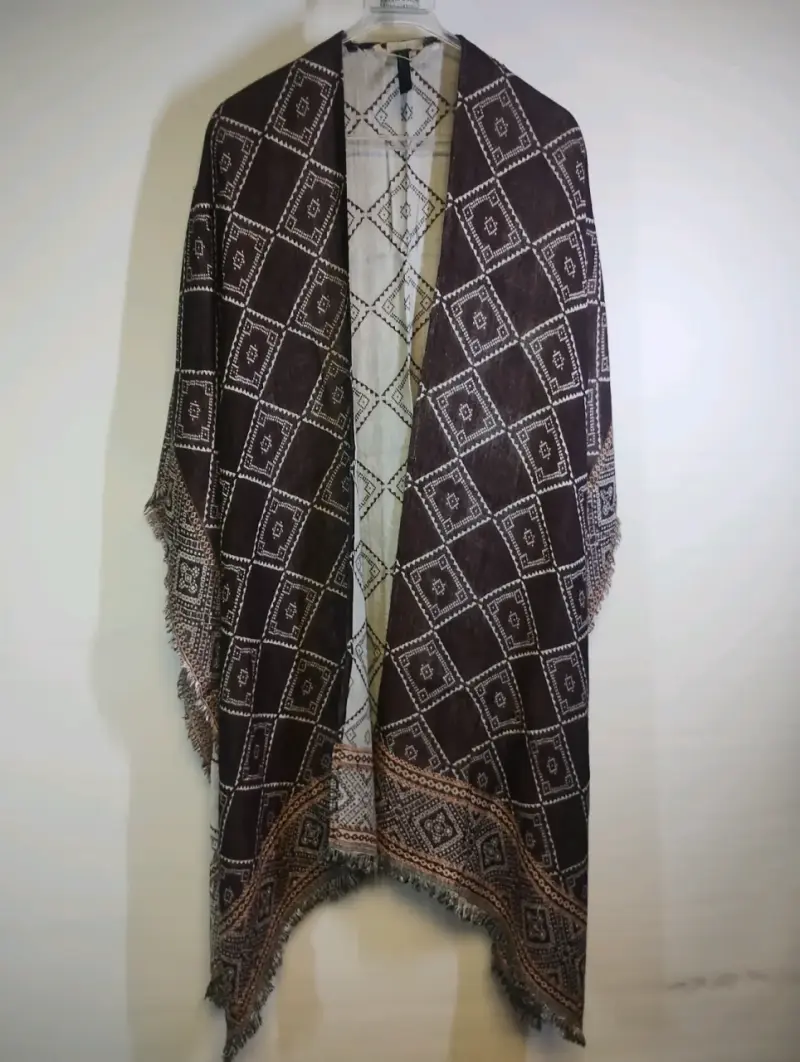 Poncho tejido negro con diseño trenzado - 4