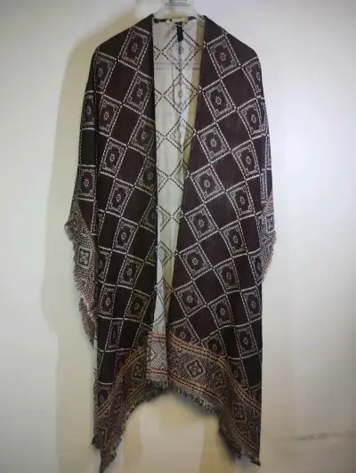 Poncho tejido negro con diseño trenzado - miniatura 4