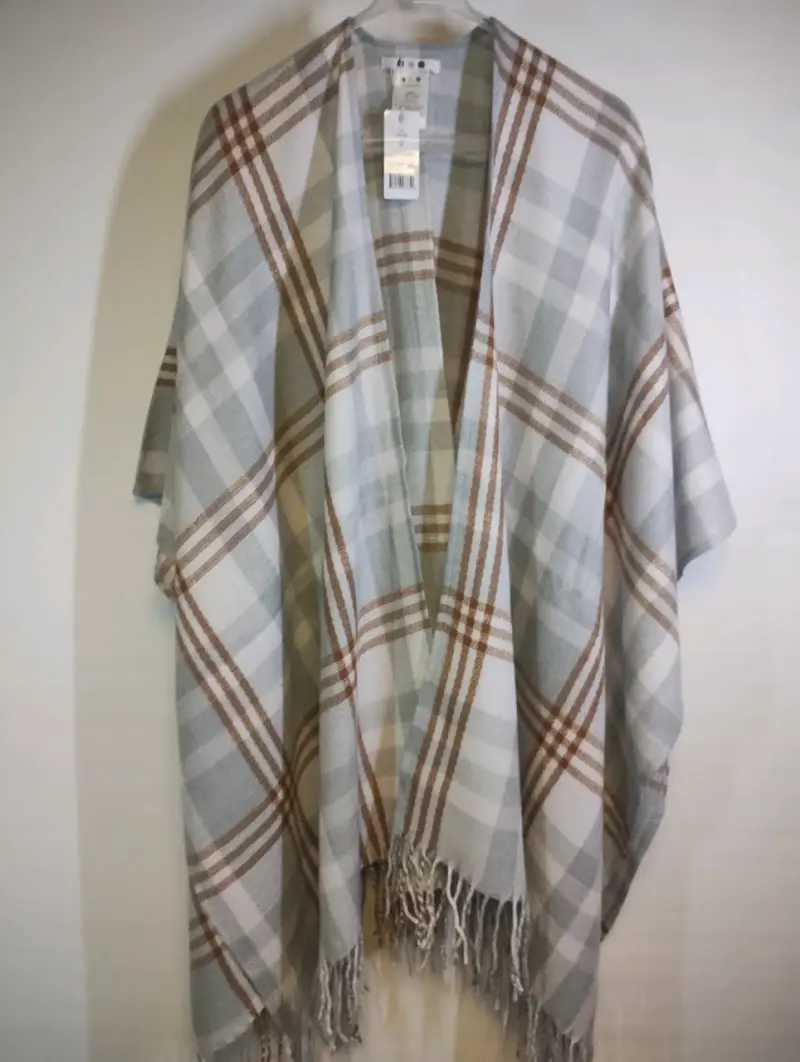 Poncho tejido negro con diseño trenzado - 5