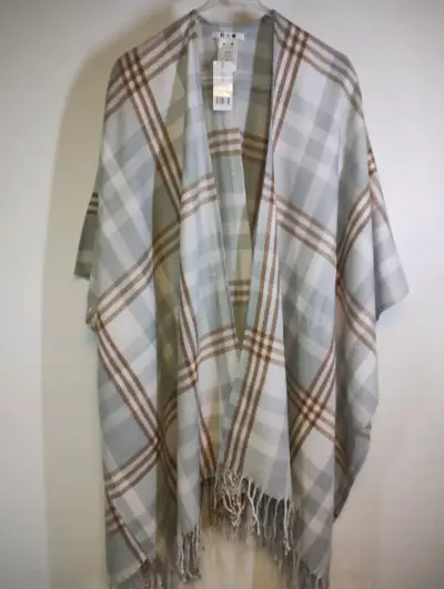 Poncho tejido negro con diseño trenzado - miniatura 5