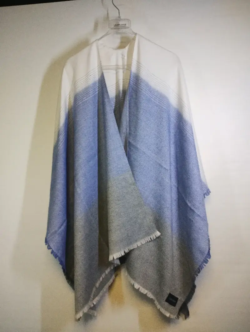 Poncho tejido negro con diseño trenzado - 6