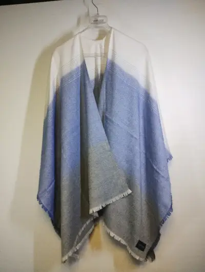 Poncho tejido negro con diseño trenzado - miniatura 6