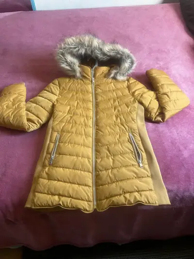 Chaqueta acolchada amarilla con capucha de piel sintética - miniatura 2