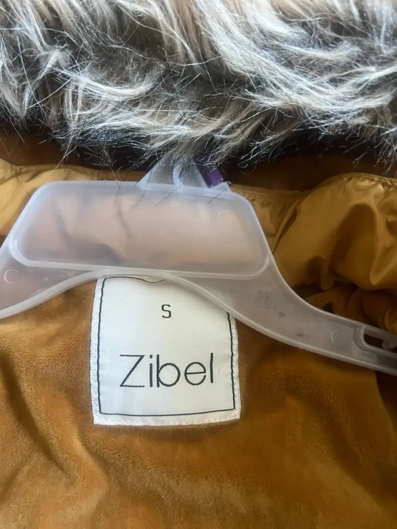 Chaqueta acolchada amarilla con capucha de piel sintética - 3