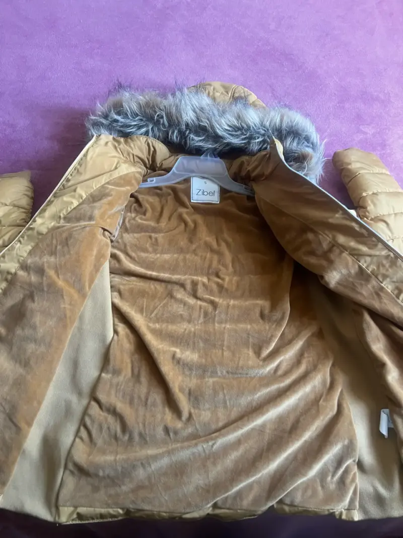 Chaqueta acolchada amarilla con capucha de piel sintética - 4