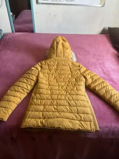 Chaqueta acolchada amarilla con capucha de piel sintética - miniatura 5