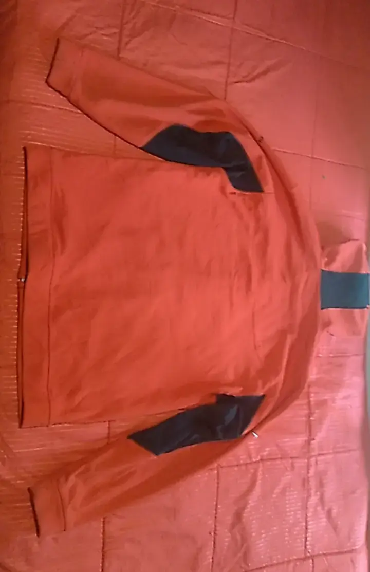 Chaqueta Reebok CFL roja con capucha - 2