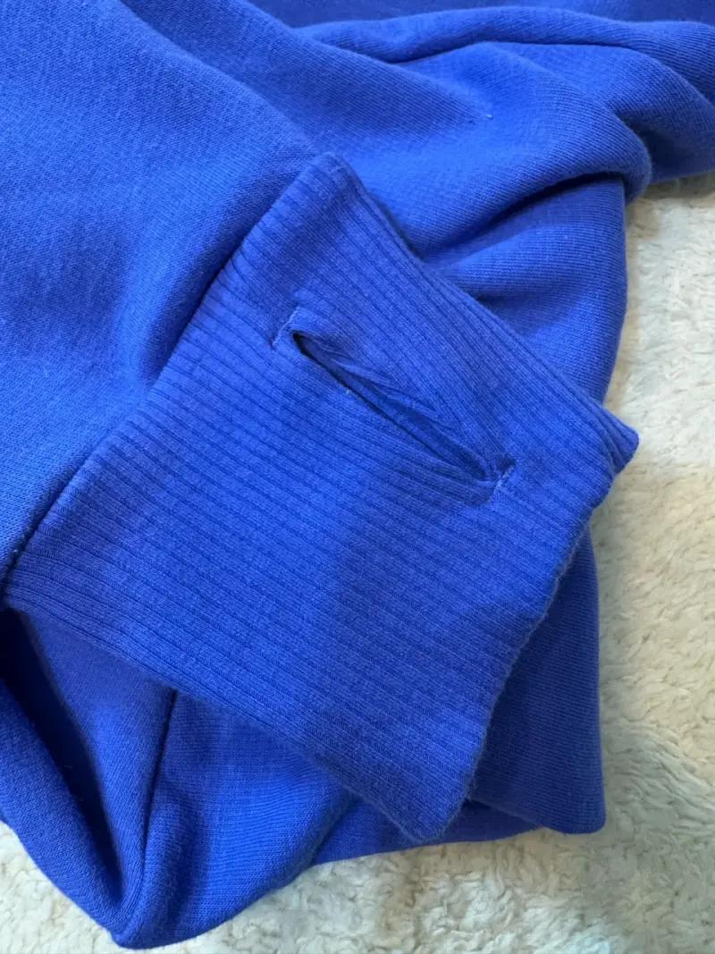 Polerón azul con gorro y bolsillos - 2