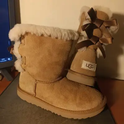 Botas UGG de piel con lazo para mujer - miniatura 1