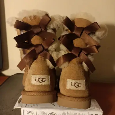 Botas UGG de piel con lazo para mujer - miniatura 2