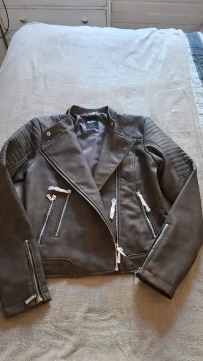 Chaqueta de cuero sintético gris Mossimo - miniatura 2