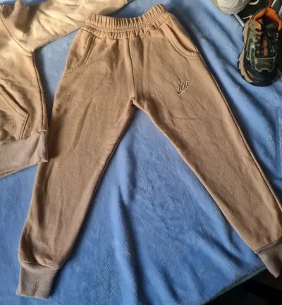 Conjunto deportivo beige Nike para niños - miniatura 1