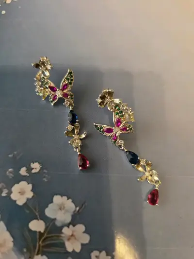 Pendientes largos con diseño de mariposas y gemas - miniatura 1