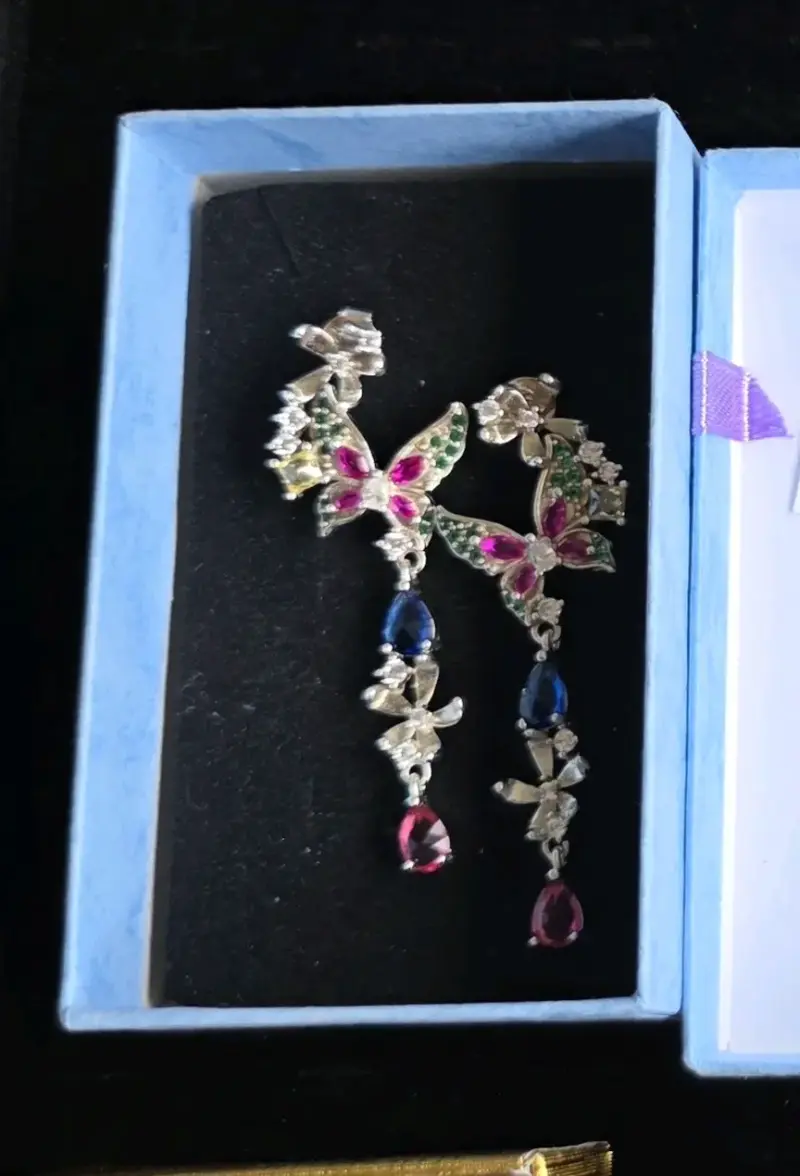 Pendientes largos con diseño de mariposas y gemas - 2