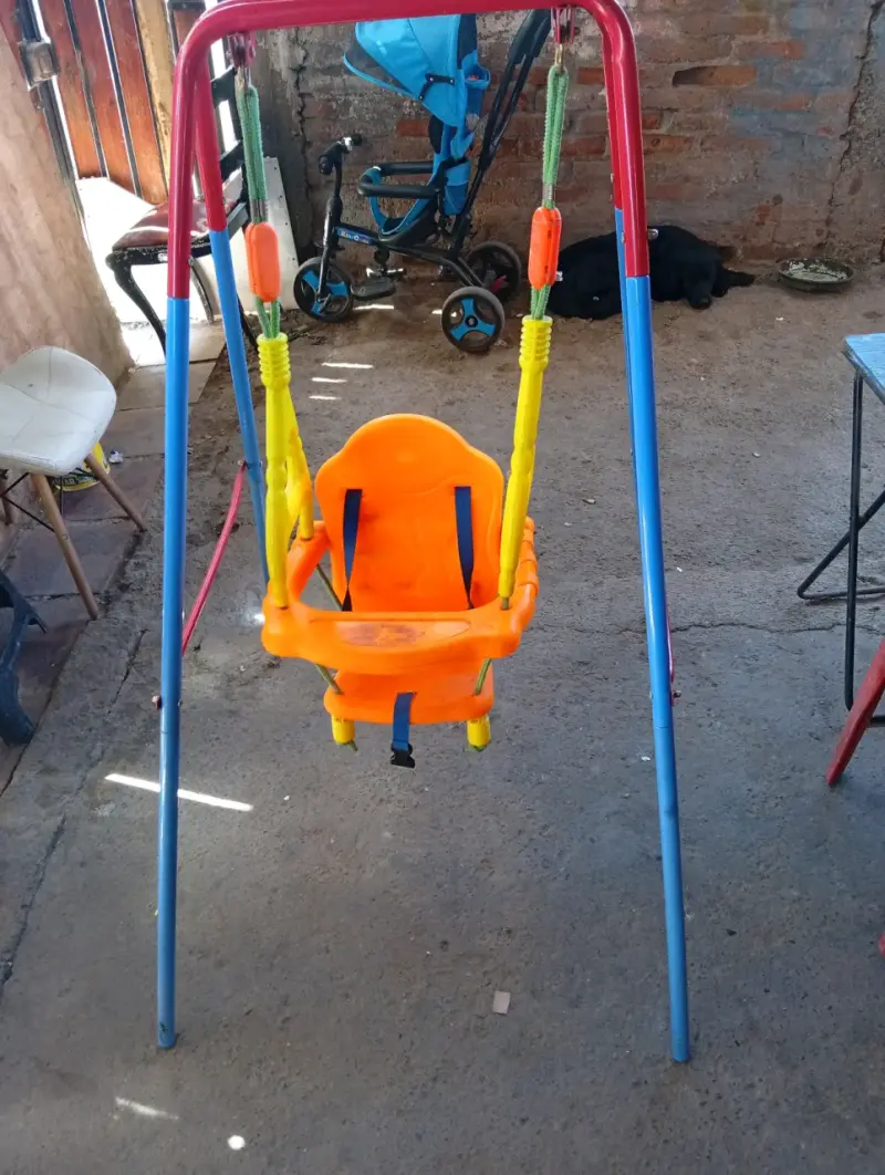 Columpio infantil de plástico colorido