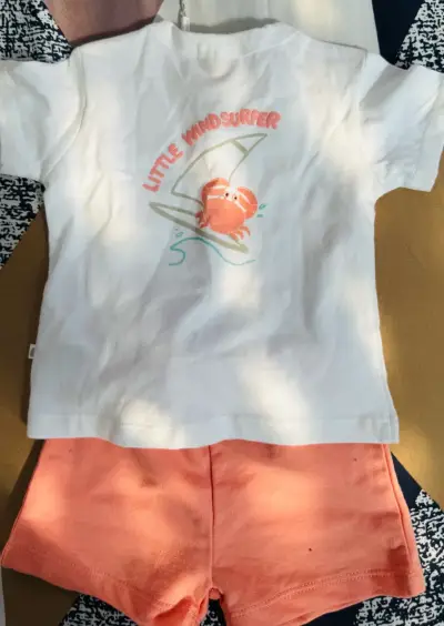 Conjunto infantil blanco y coral con diseño de cangrejo - miniatura 1