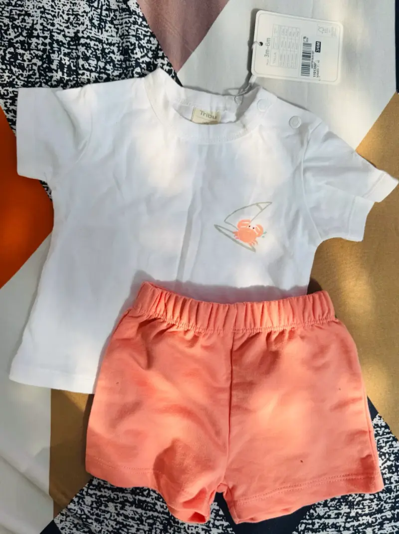 Conjunto infantil blanco y coral con diseño de cangrejo - 2